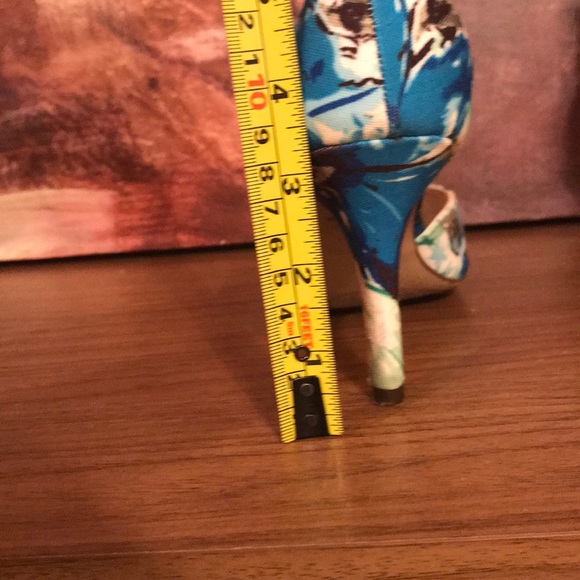 Multi colored heels. - Picture 7 of 7